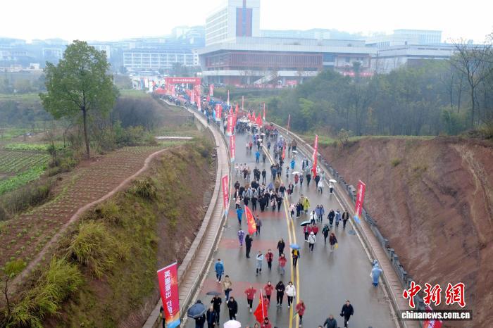 4800余名选手攀登重庆綦江老瀛山迎新年，精英组