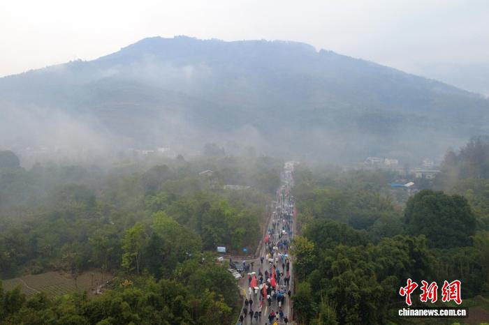 4800余名选手攀登重庆綦江老瀛山迎新年，精英组