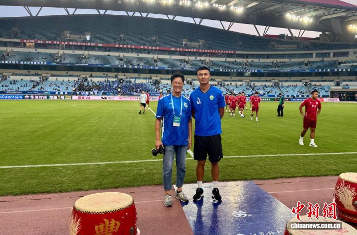 教师代表见证戈伟在苏超赛场拼搏：追逐热爱成