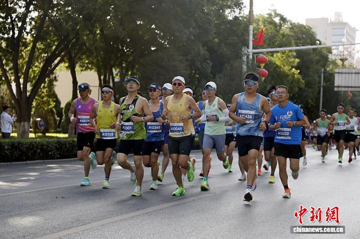 2025宁夏石嘴山半程马拉松：跑者踏浪而行，生态