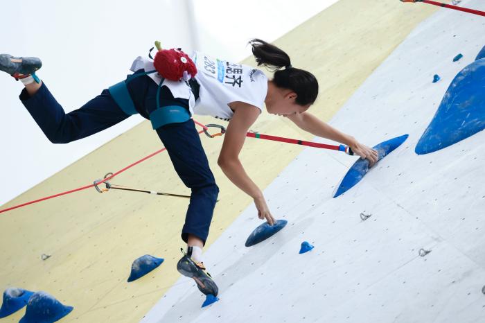 贵州清镇训练基地举行公开组攀岩预赛，231名选