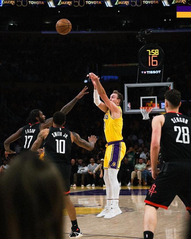 肯纳德三分神射助湖人掀翻火箭 首战开门红