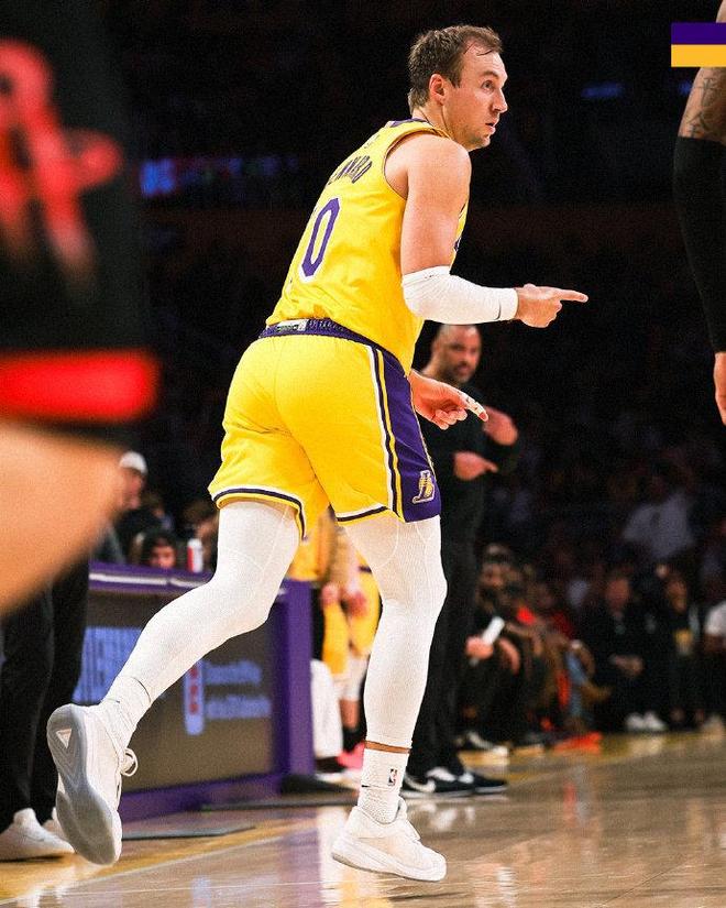 肯纳德三分神射助湖人掀翻火箭 首战开门红