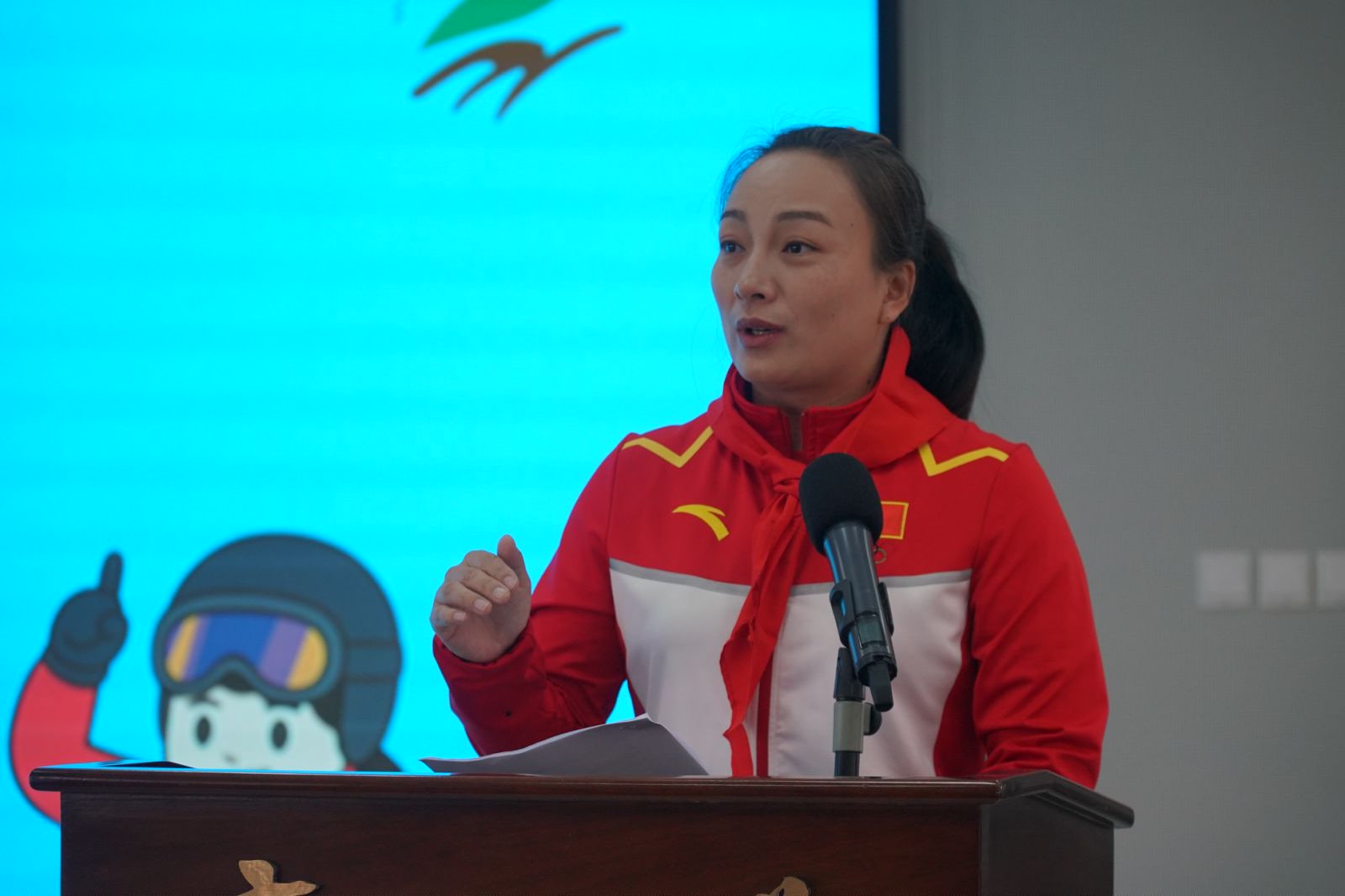 坚持铸就辉煌：李妮娜以跌倒与微笑传承中华体